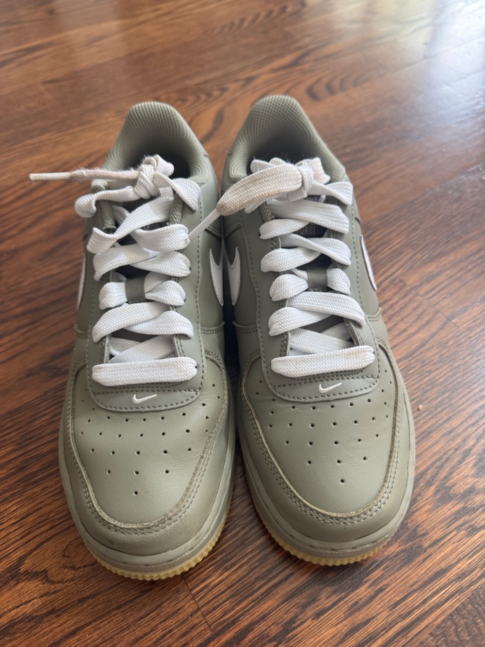 🦄🦄 NIKE Olive Green Low-Top Sneakers with White Accents